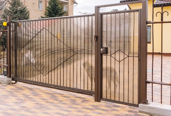 Купить ворота из профлиста с элементами ковки, с металлическими столбами в рамке или под дерево в Чебаркуле от 153630 руб